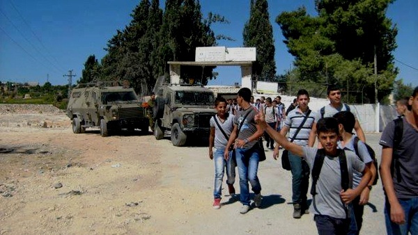 الاحتلال يطلق قنابل الغاز على طلبة بلدة الخضر